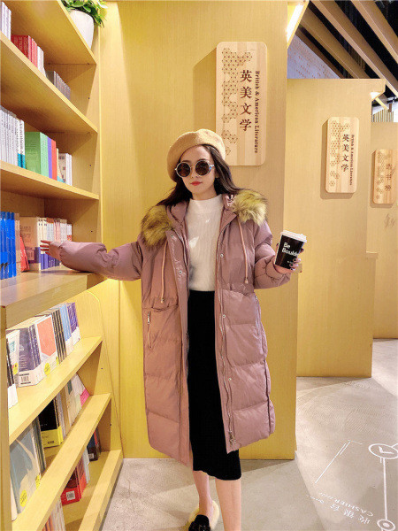 Hosszú téli kabát cipzárral és kapucnival, rózsaszín, fehér és fekete tollal