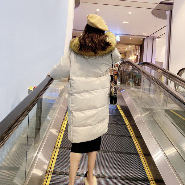 Hosszú téli kabát cipzárral és kapucnival, rózsaszín, fehér és fekete tollal