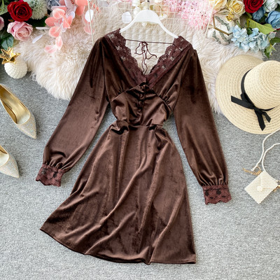 Női retro bársonyruha V-nyakkal, fekete és barna csipkével