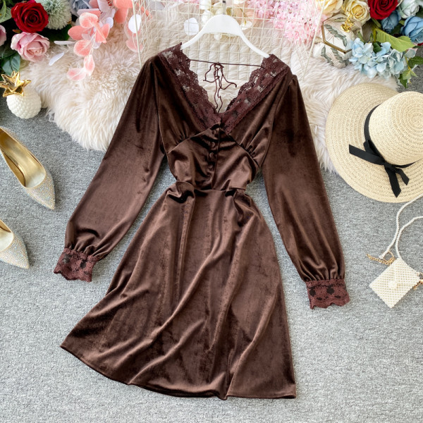 Női retro bársonyruha V-nyakkal, fekete és barna csipkével