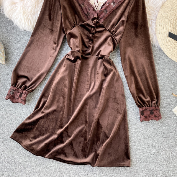 Női retro bársonyruha V-nyakkal, fekete és barna csipkével