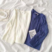 Μοντέρνο γυναικείο πουλόβερ σε λευκό και μπλε χρώμα με στρογγυλή λαιμόκοψη