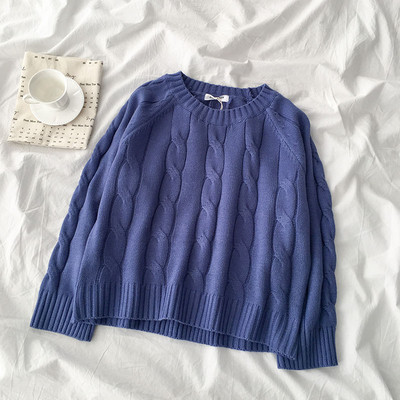 Μοντέρνο γυναικείο πουλόβερ σε λευκό και μπλε χρώμα με στρογγυλή λαιμόκοψη