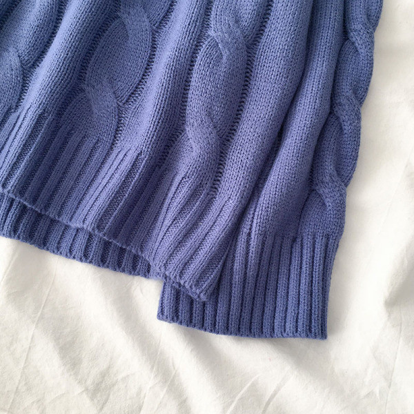 Μοντέρνο γυναικείο πουλόβερ σε λευκό και μπλε χρώμα με στρογγυλή λαιμόκοψη