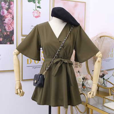 Μοντέρνο σύντομο γυναικείο φόρεμα με λαιμόκοψη και μανίκι 3/4 σε διάφορα χρώματα