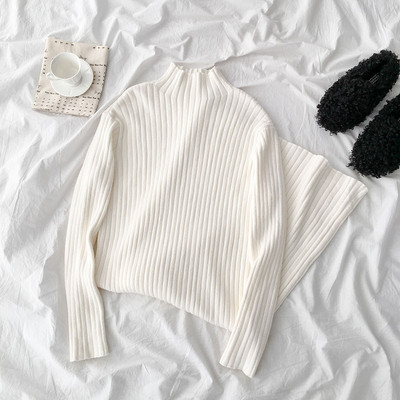 Alkalmi női ruha fekete, fehér és bézs színben pólógallérral és hosszú ujjal