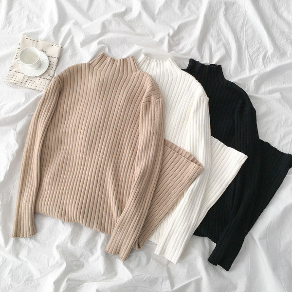 Alkalmi női ruha fekete, fehér és bézs színben pólógallérral és hosszú ujjal