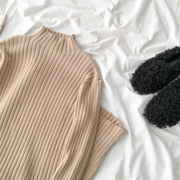 Alkalmi női ruha fekete, fehér és bézs színben pólógallérral és hosszú ujjal