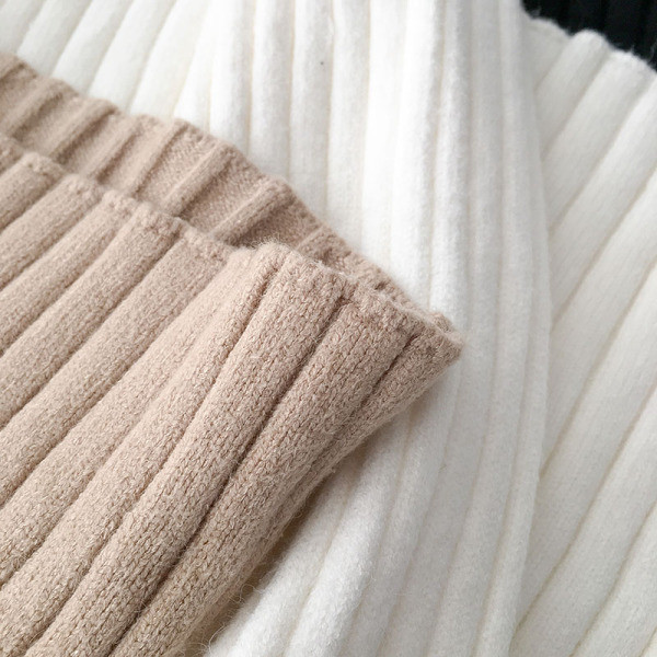 Alkalmi női ruha fekete, fehér és bézs színben pólógallérral és hosszú ujjal