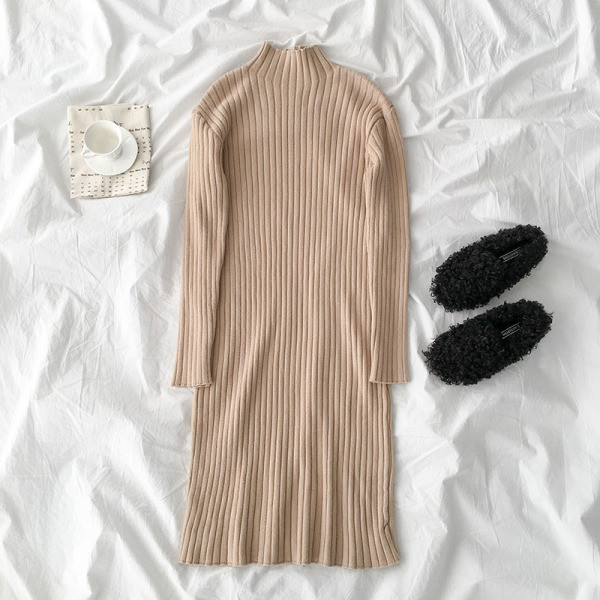 Alkalmi női ruha fekete, fehér és bézs színben pólógallérral és hosszú ujjal