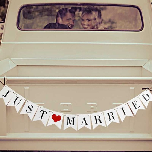 Сватбен банер за декорация с надпис ''Just married'' в бял цвят 