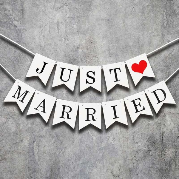Διακοσμητικό banner με επιγραφή διακόσμηση με "Just married" σε λευκό χρώμα