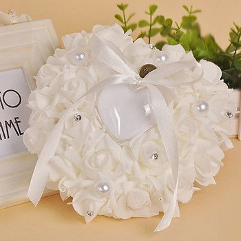 Сватбена възглавница във формата на сърце с място за пръстени декорирана с бели рози и дантела 