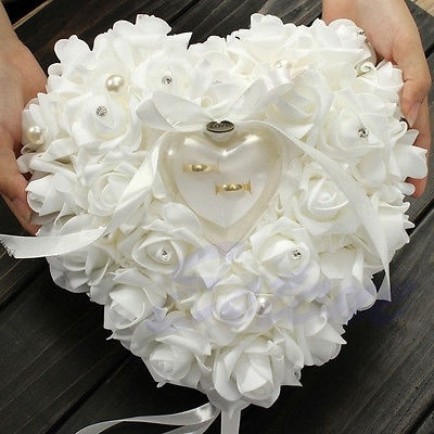 Μαξιλάρι σε σχήμα καρδιάς με θήκη για δαχτυλίδια διακοσμημένα με λευκά τριαντάφυλλα και δαντέλα