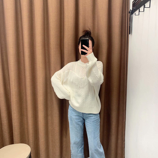 Καθημερινό γυναικείο πουλόβερ σε λευκό  χρώμα με ωοειδές ντεκολτέ και κρόσσια