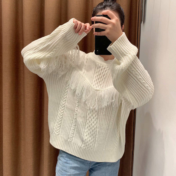 Καθημερινό γυναικείο πουλόβερ σε λευκό  χρώμα με ωοειδές ντεκολτέ και κρόσσια