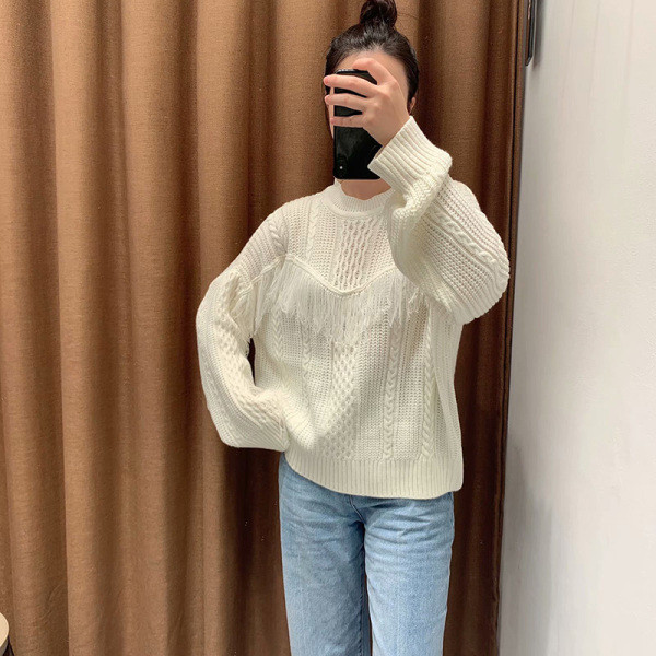 Καθημερινό γυναικείο πουλόβερ σε λευκό  χρώμα με ωοειδές ντεκολτέ και κρόσσια