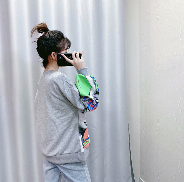 Bluză de damă lejeră modernă de culoare gri cu aplicație