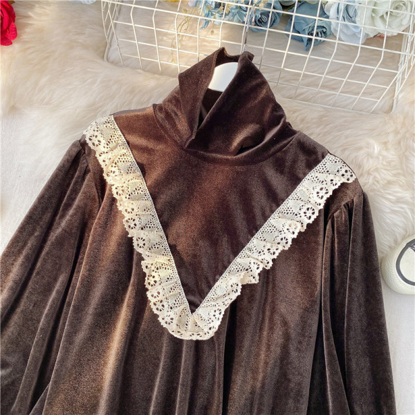 Női bársony blúz magas gallérral és csipkével fekete és barna színben