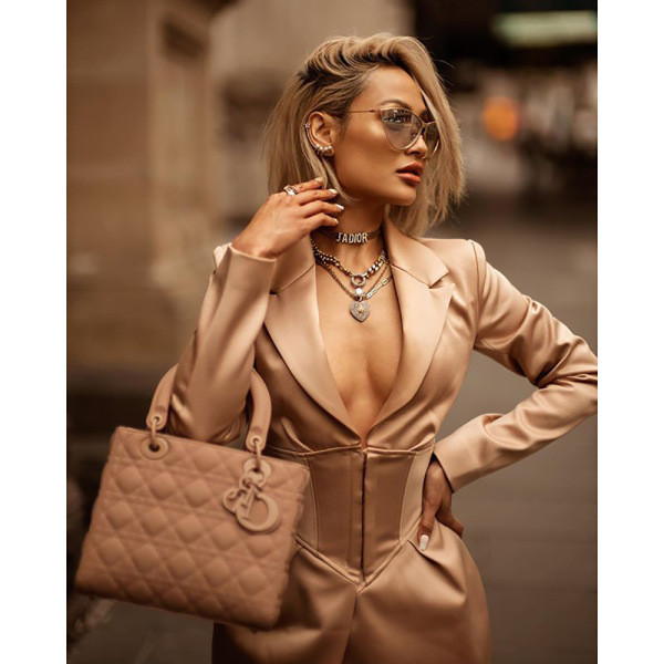 Елегантна дамска къса рокля с дълъг ръкав и дълбоко деколте в розов цвят 