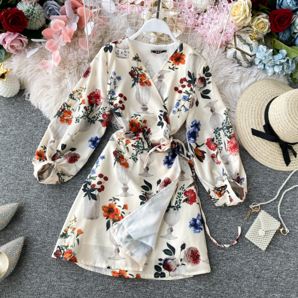 Modern női ruha virágos motívumokkal és spitz dekoltázssal