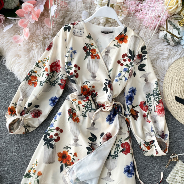Modern női ruha virágos motívumokkal és spitz dekoltázssal