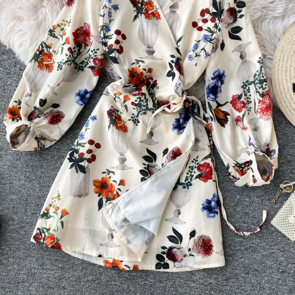 Modern női ruha virágos motívumokkal és spitz dekoltázssal