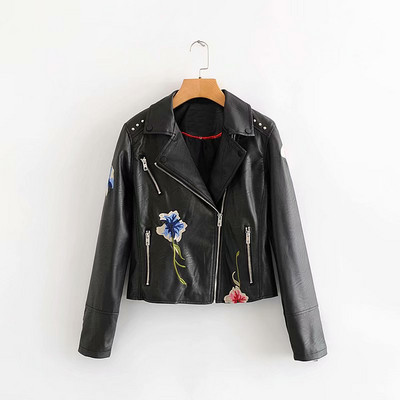 Modern kabát eko bőrből fekete színben, hímzéssel és fém szegecsekkel