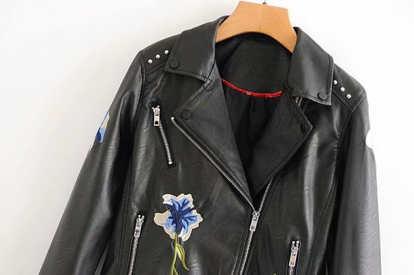 Modern kabát eko bőrből fekete színben, hímzéssel és fém szegecsekkel