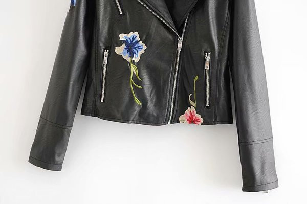 Modern kabát eko bőrből fekete színben, hímzéssel és fém szegecsekkel