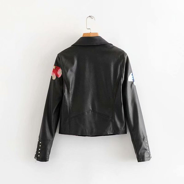 Modern kabát eko bőrből fekete színben, hímzéssel és fém szegecsekkel