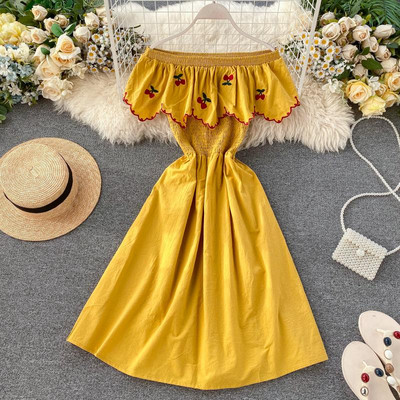 Modern női ruha csónakos nyakkivágással és több színben hímzéssel