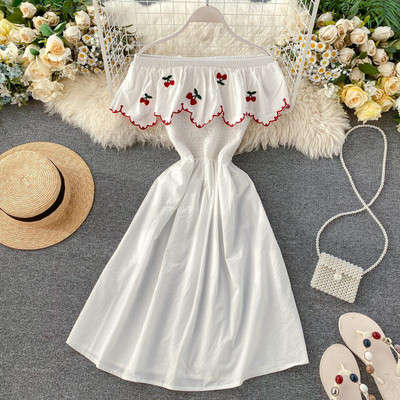 Modern női ruha csónakos nyakkivágással és több színben hímzéssel