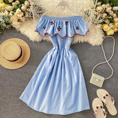 Modern női ruha csónakos nyakkivágással és több színben hímzéssel