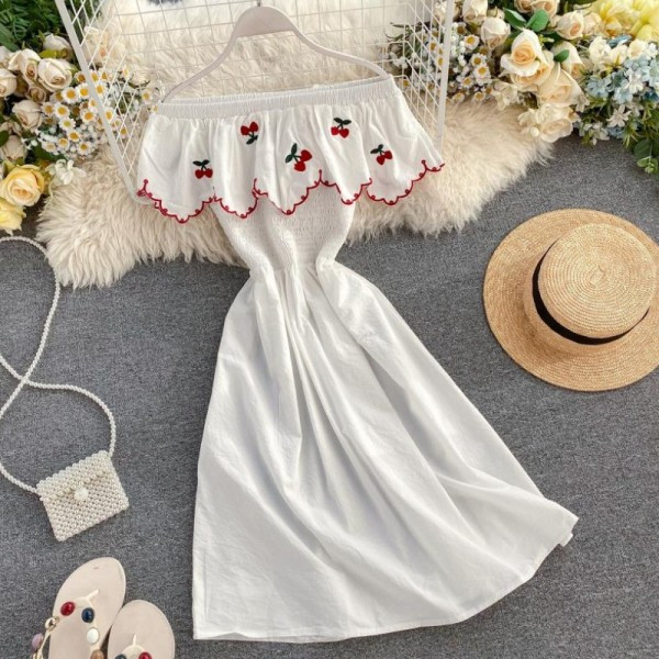 Modern női ruha csónakos nyakkivágással és több színben hímzéssel