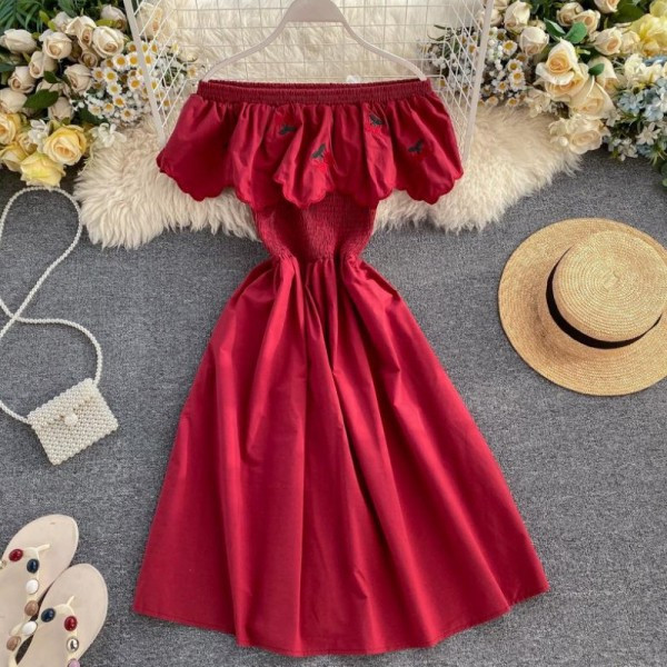 Modern női ruha csónakos nyakkivágással és több színben hímzéssel