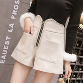 Fekete és bézs színű női rövidnadrág zsebekkel és cipzárral