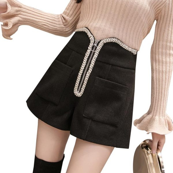 Fekete és bézs színű női rövidnadrág zsebekkel és cipzárral