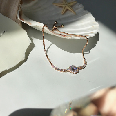 Елегантна дамска гривна със сребърно покритие и камъни 