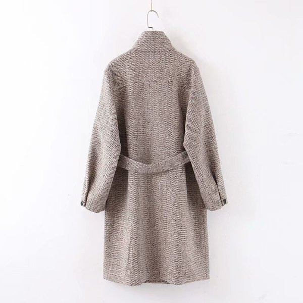 Hosszú, modern kabát aszimmetrikus rögzítéssel és szürke színű övvel