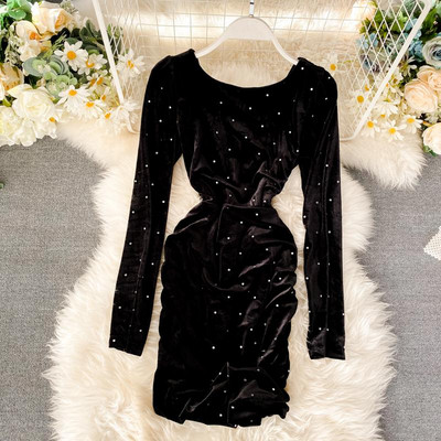 Modern női ruha gyöngyökkel Karcsú bársony modell fekete színben