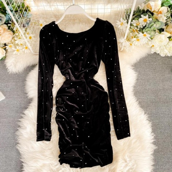 Modern női ruha gyöngyökkel Karcsú bársony modell fekete színben