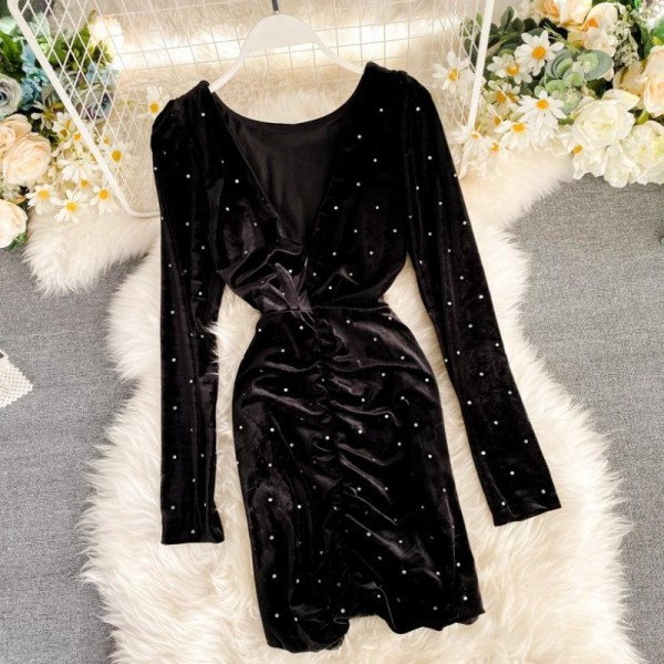 Modern női ruha gyöngyökkel Karcsú bársony modell fekete színben