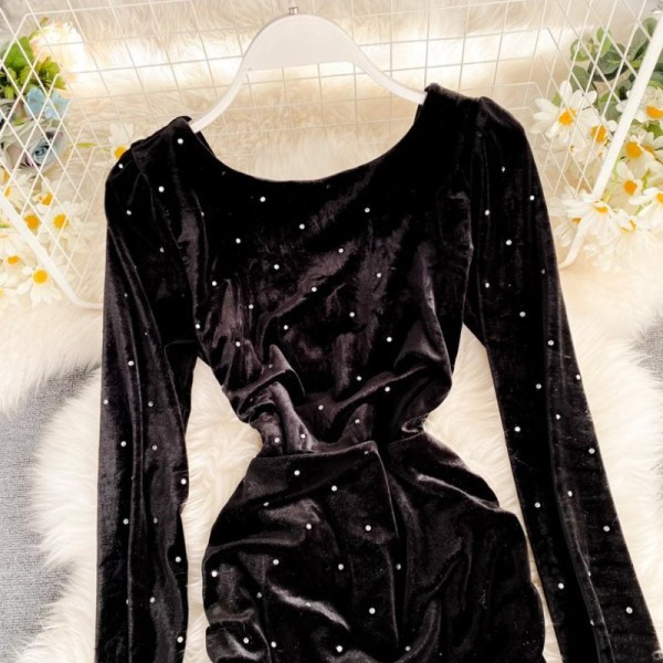 Modern női ruha gyöngyökkel Karcsú bársony modell fekete színben