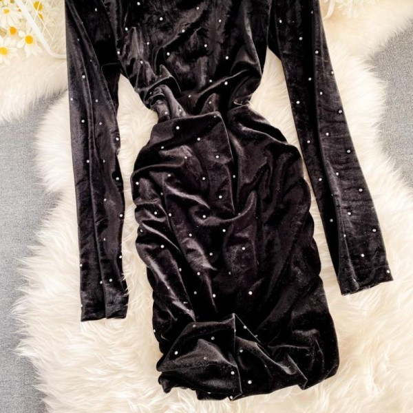 Modern női ruha gyöngyökkel Karcsú bársony modell fekete színben