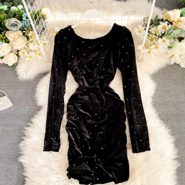 Modern női ruha gyöngyökkel Karcsú bársony modell fekete színben