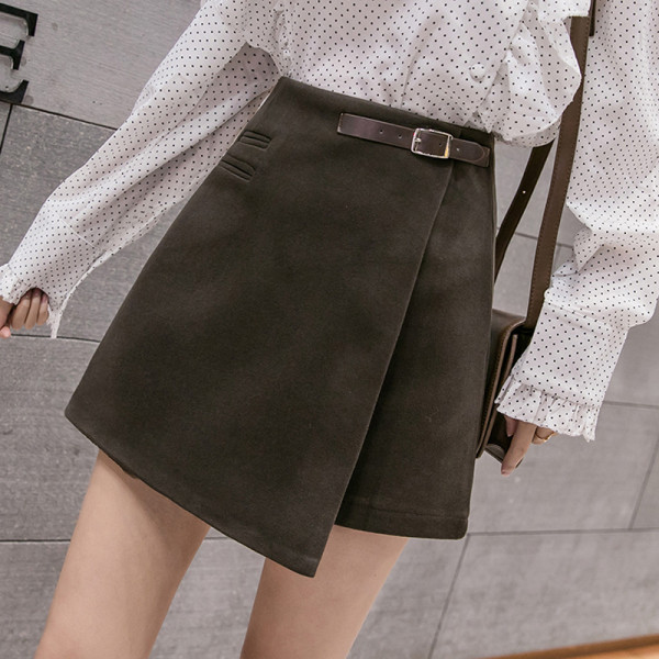 Rövid női szoknya bézs, fekete és barna színben, magas derékkal és zsebekkel