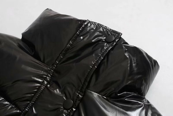 Geaca de iarna lunga de culoare neagra cu buzunare si nasturi