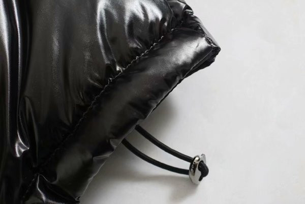 Geaca de iarna lunga de culoare neagra cu buzunare si nasturi