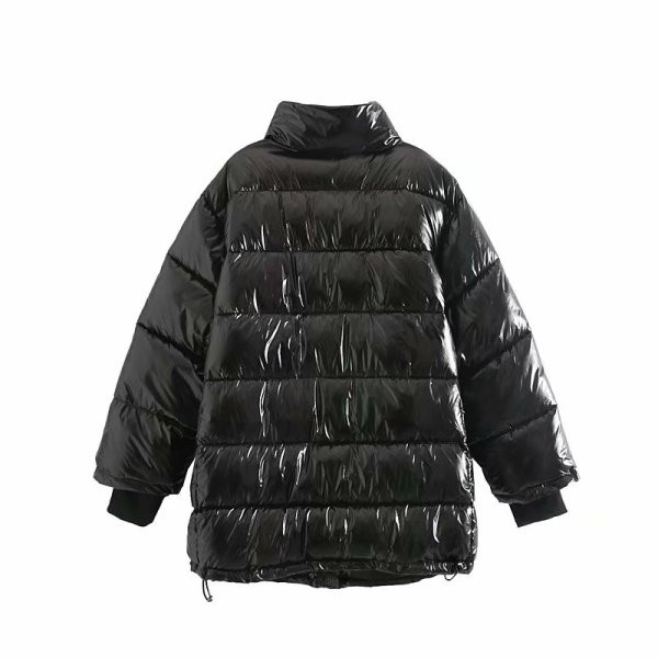 Geaca de iarna lunga de culoare neagra cu buzunare si nasturi